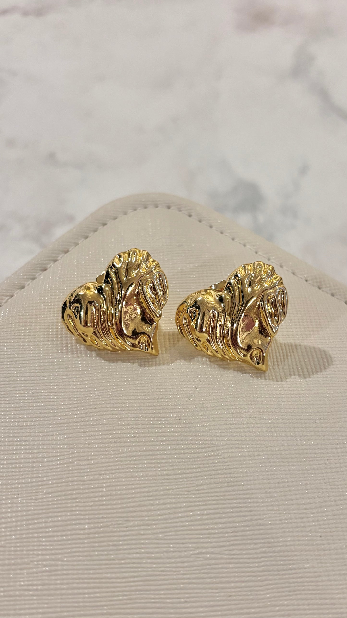 Aretes de corazón con diseño