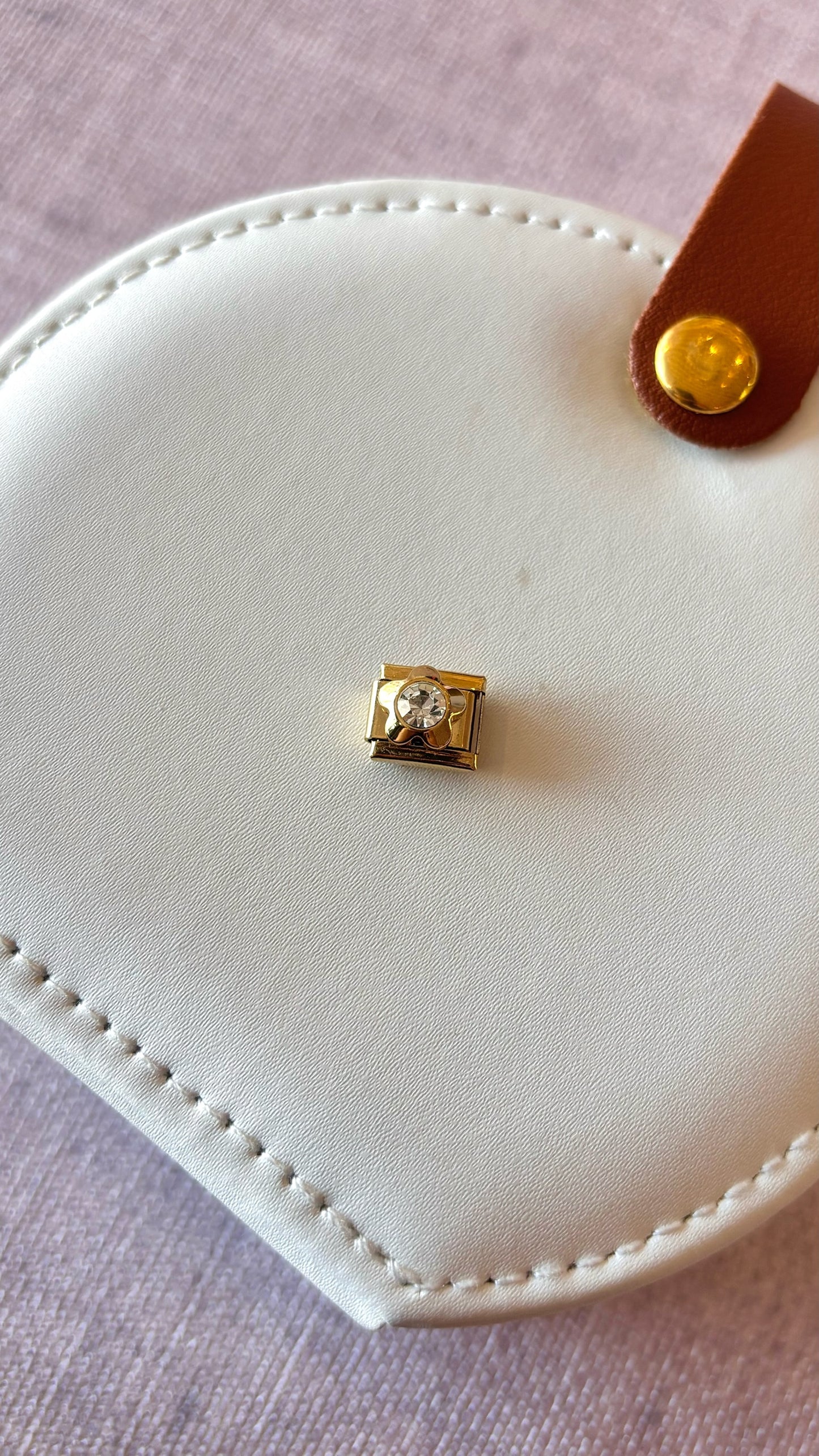 Charm estrella dorada con brillo