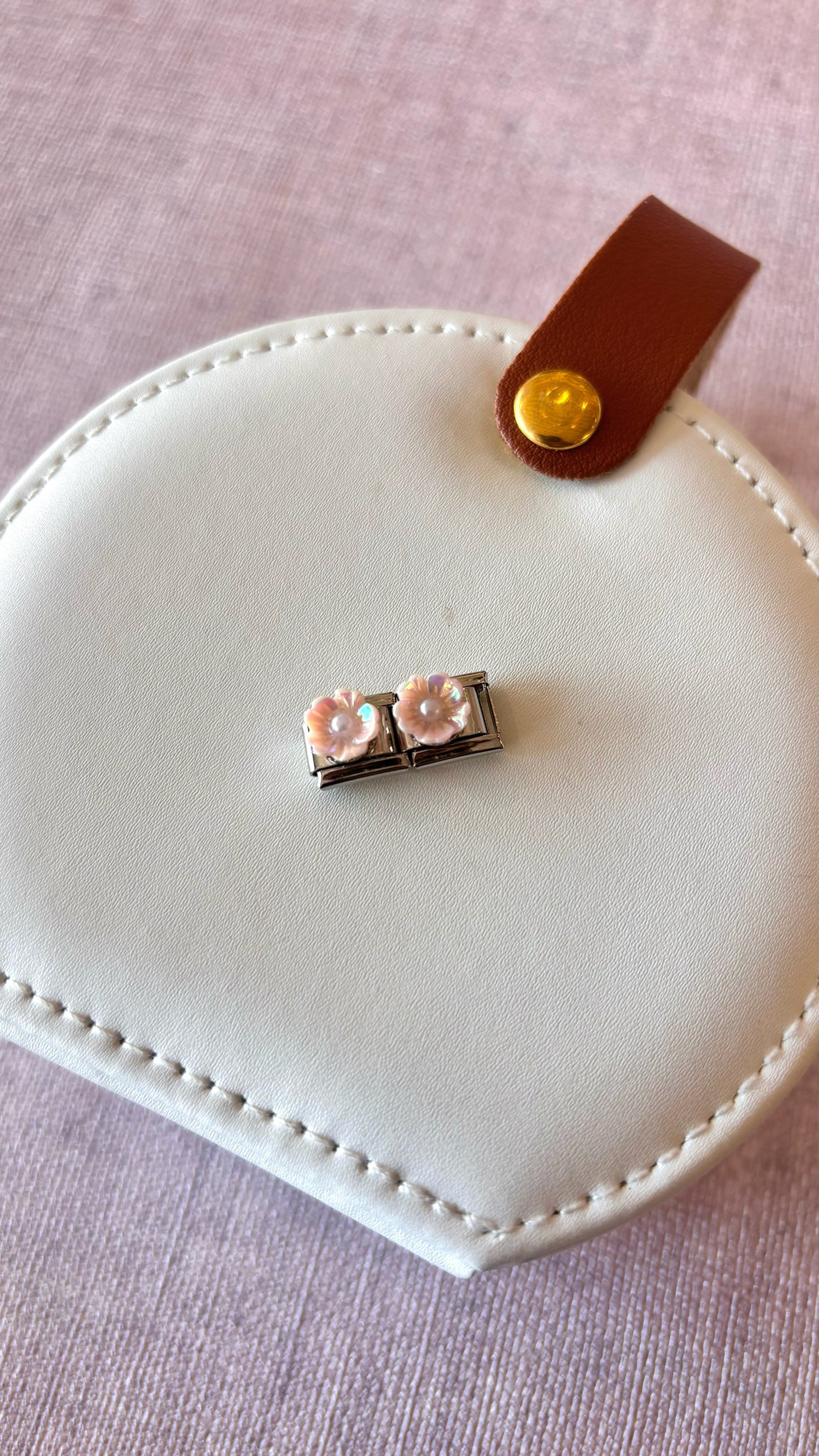 Charm flor rosa con perla