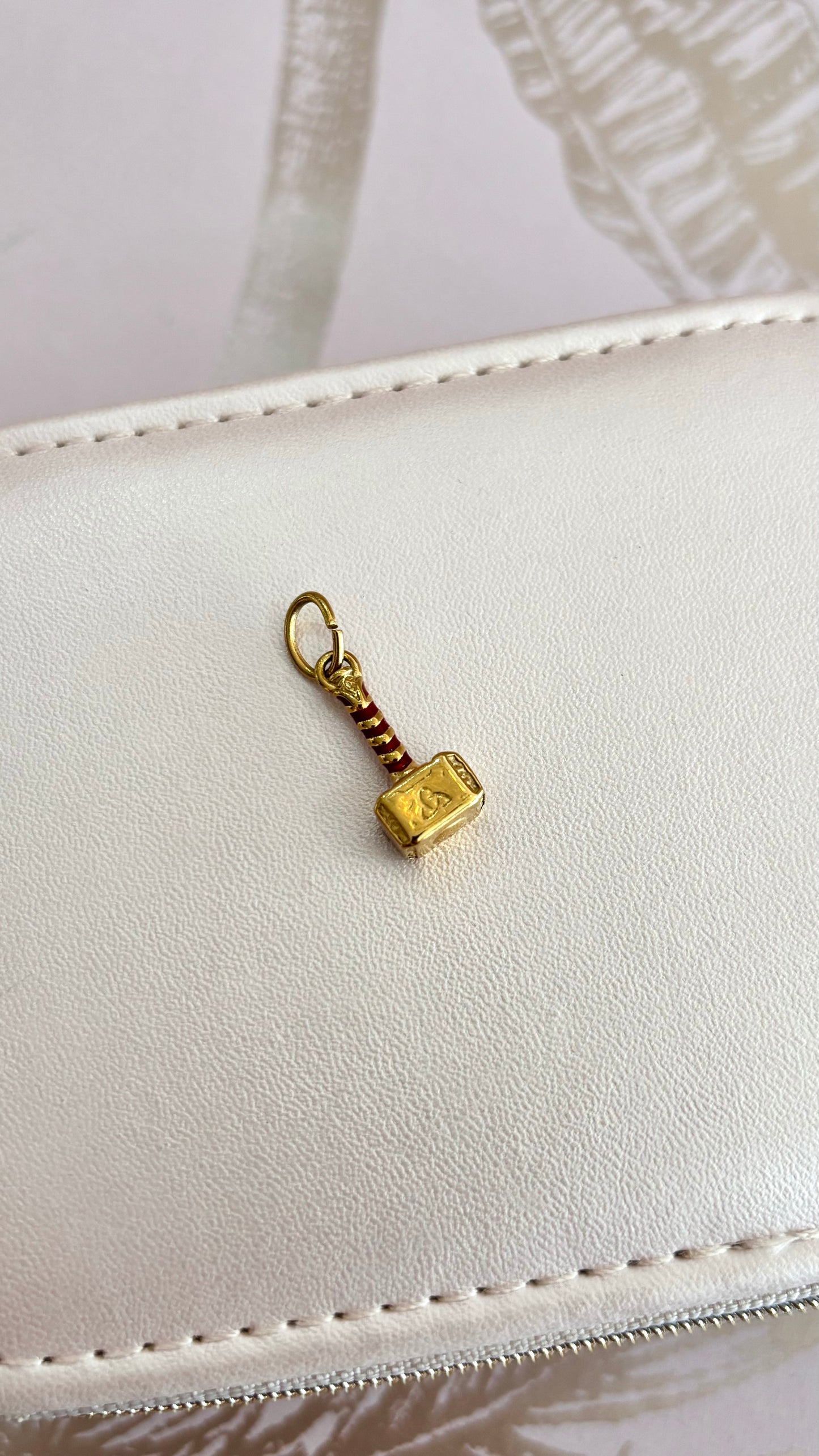 Charm colgante martillo de thor