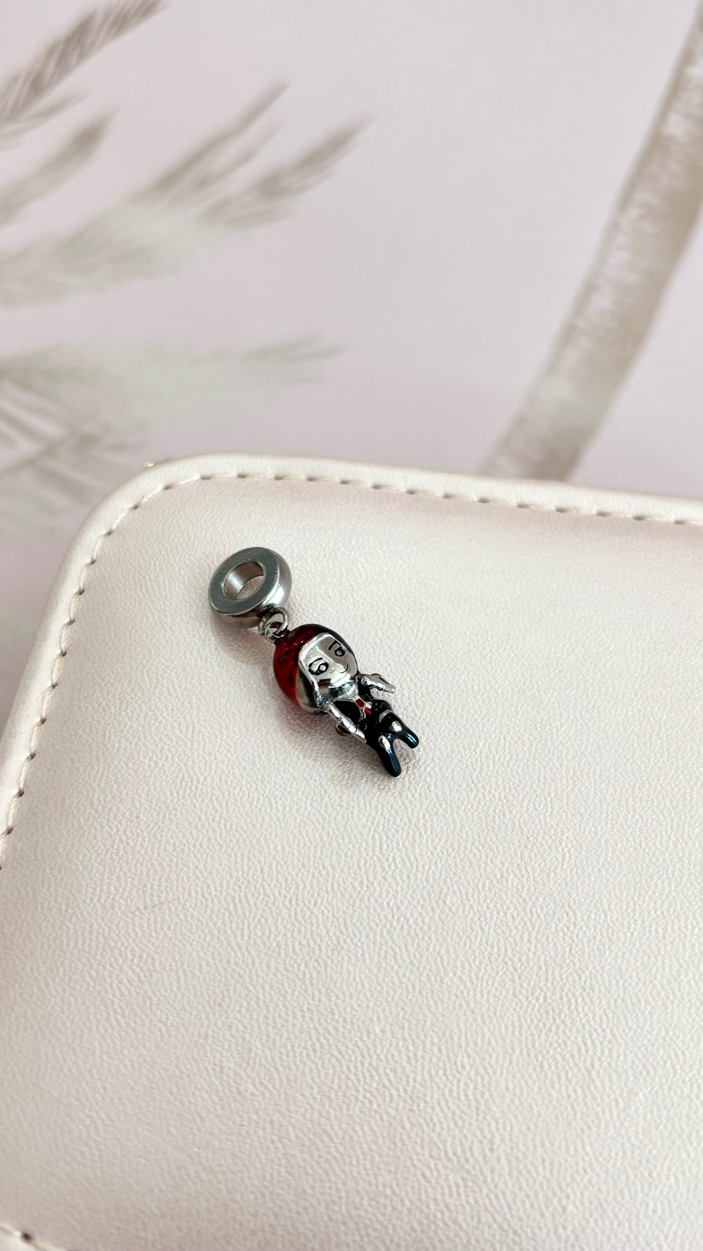 Charm colgante viuda negra