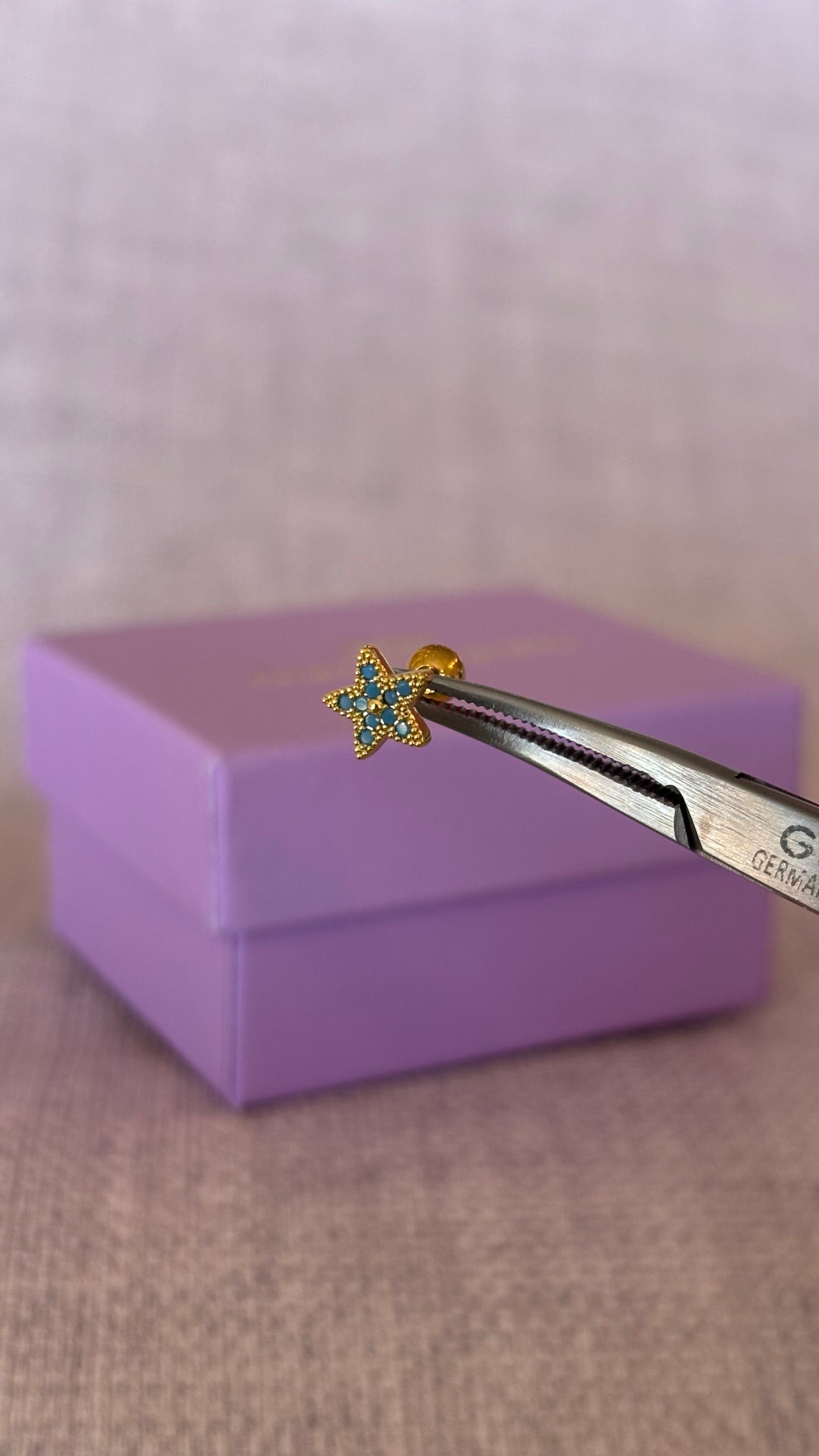 Piercing de estrella azul