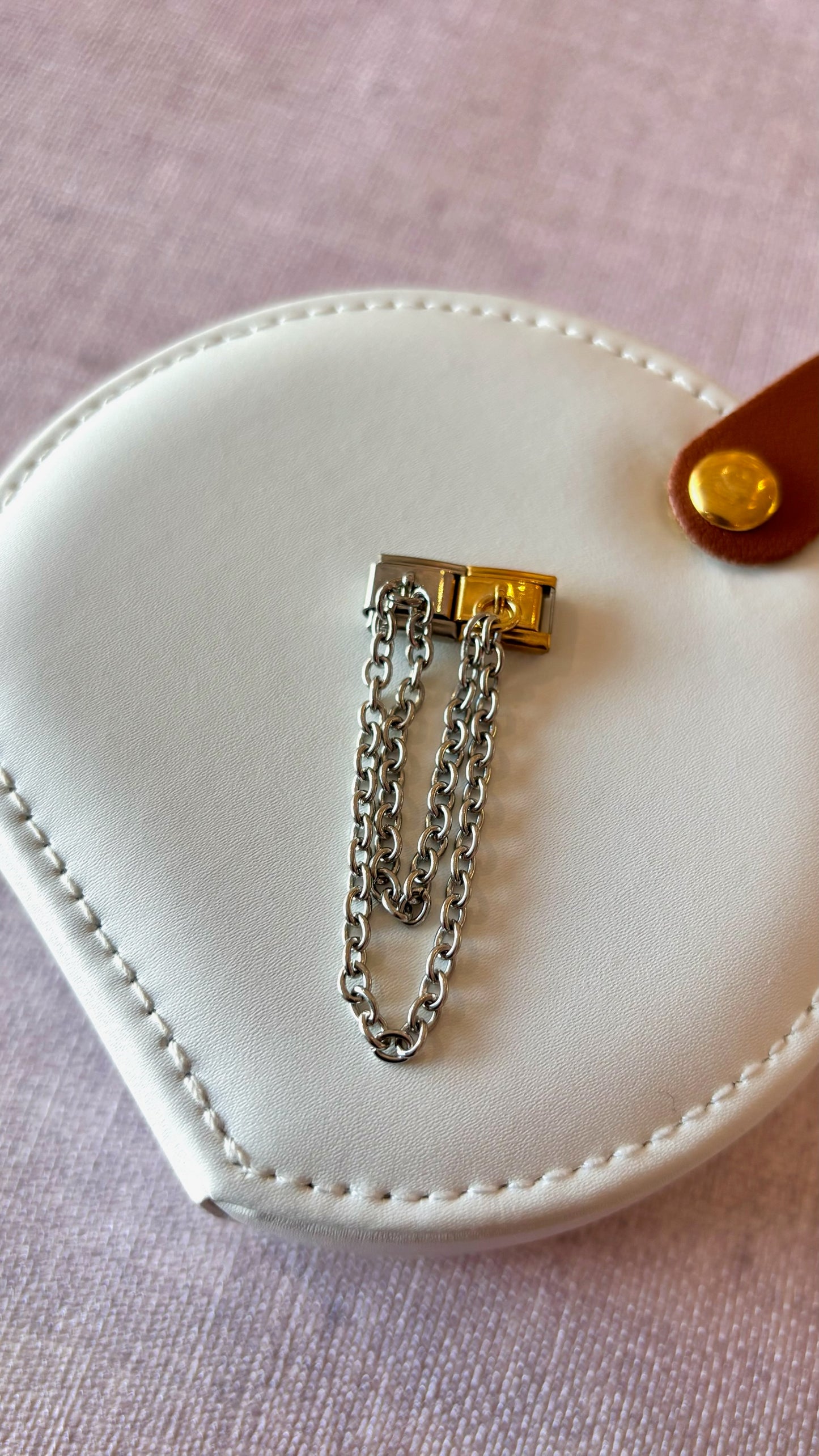 Charm de cadena dorado y plateado