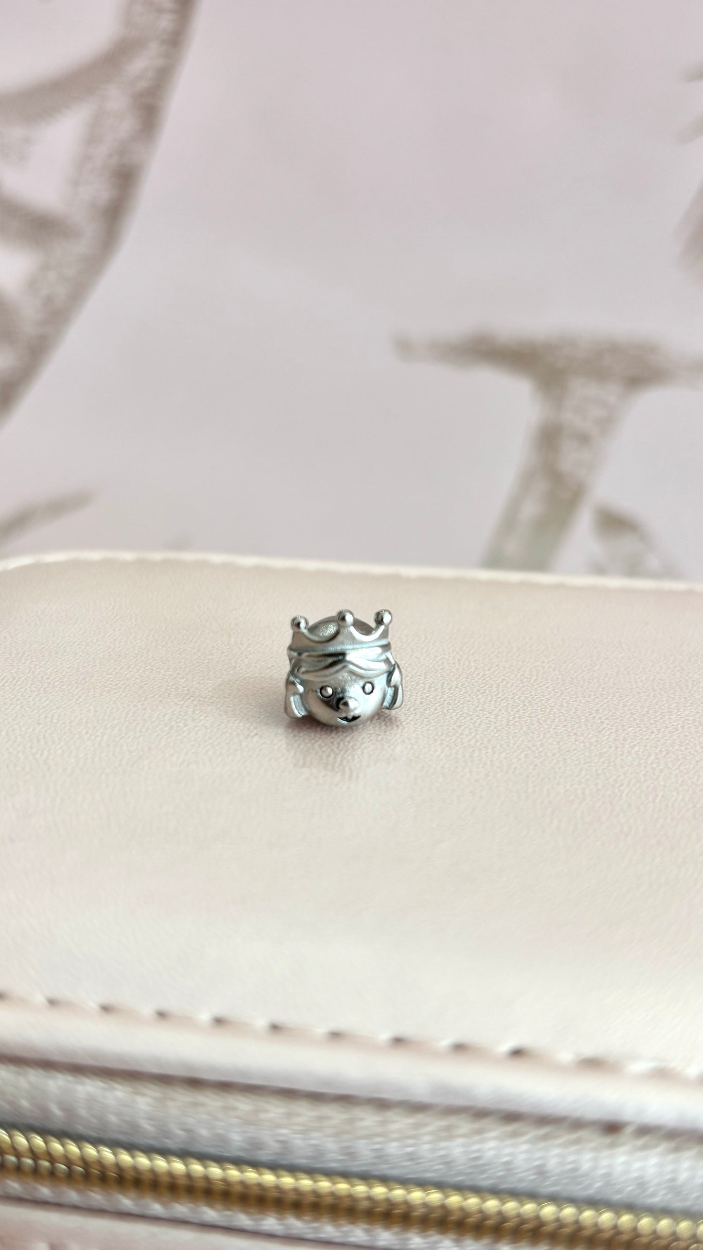 Charm niño con corona