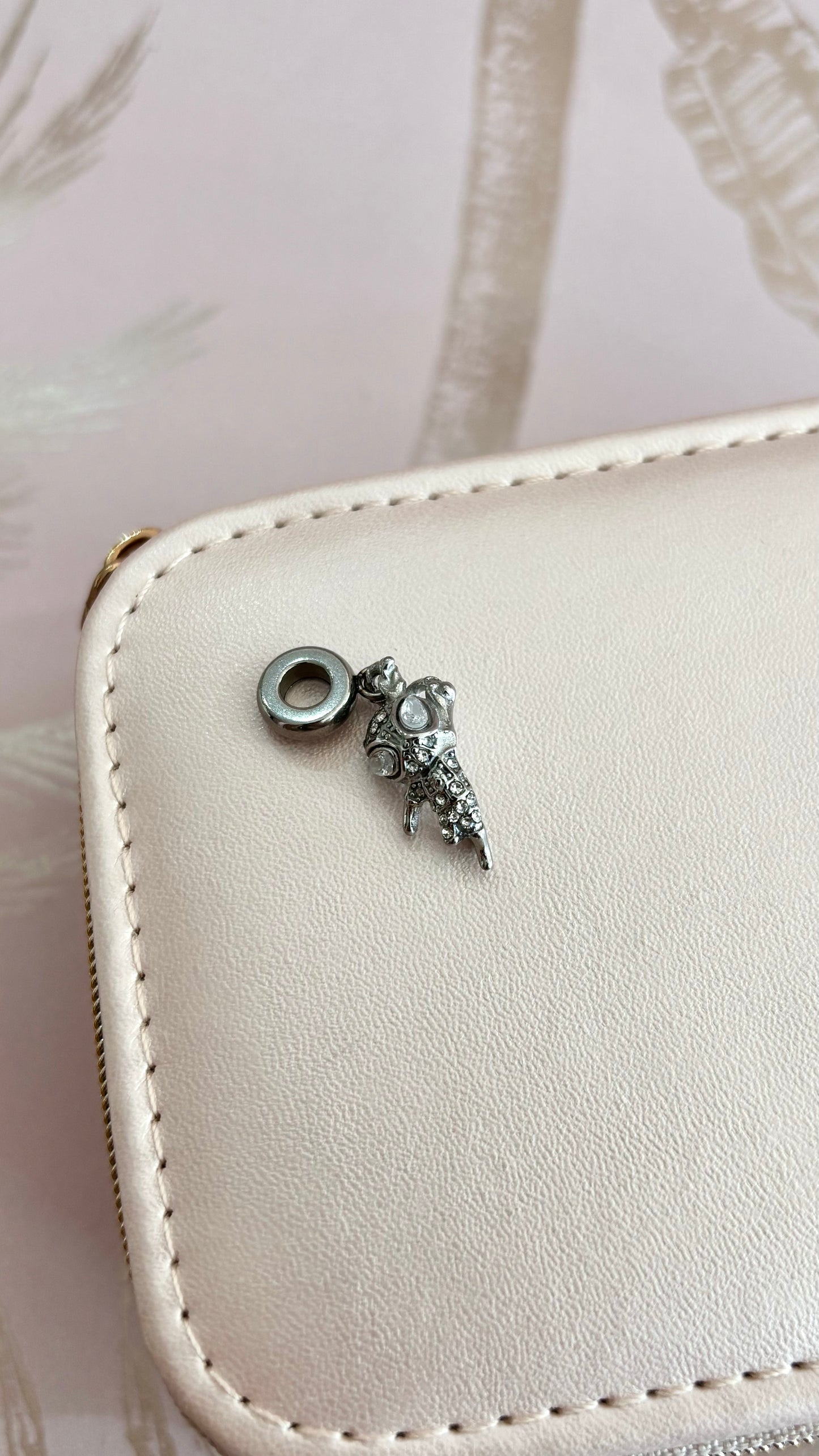 Charm spiderman con piedras