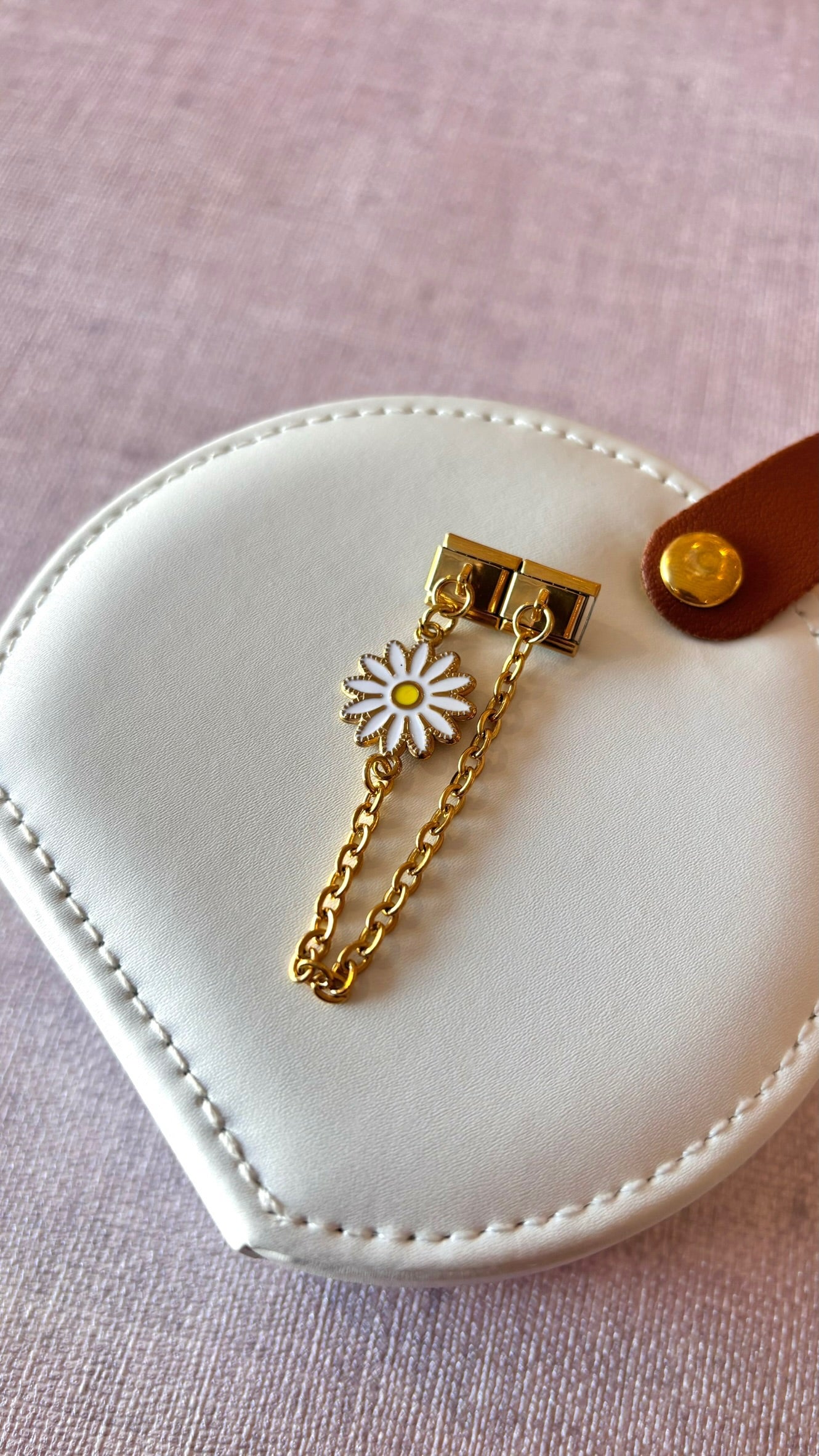 Charm de cadena dorado de margarita