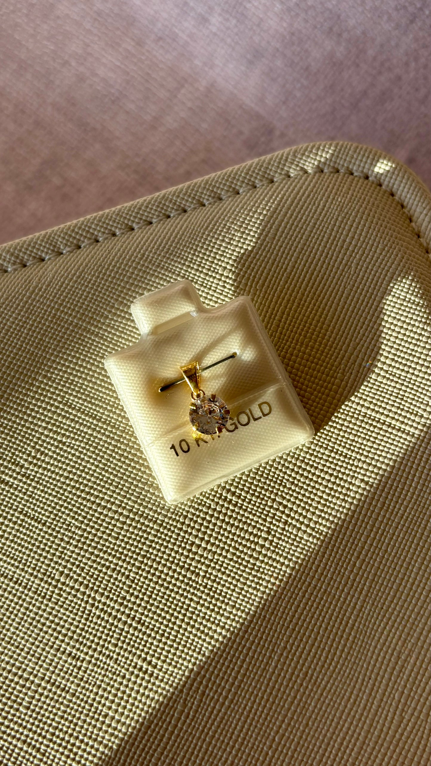 Dije de oro sencillo