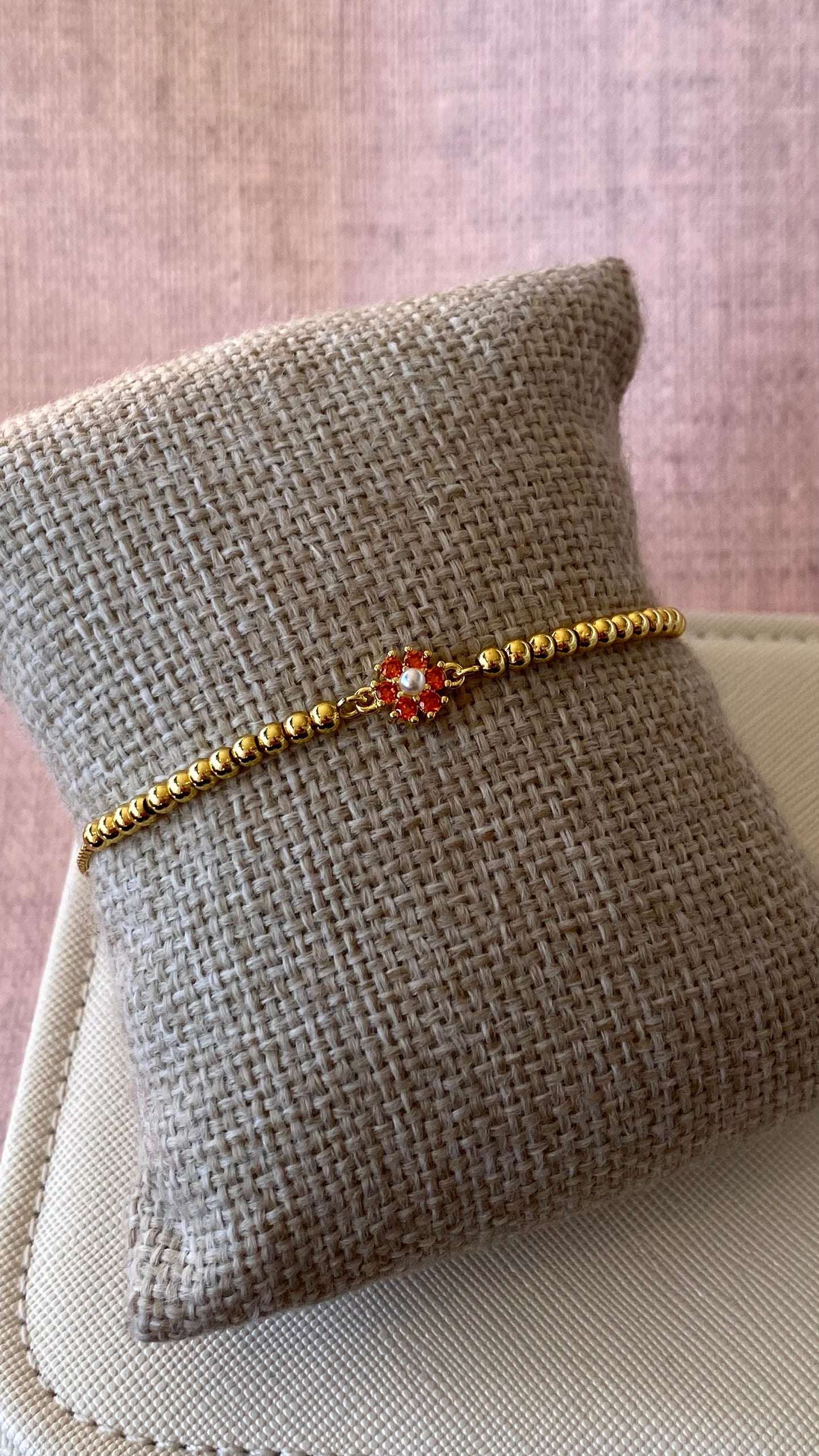 Pulsera con flor sencilla