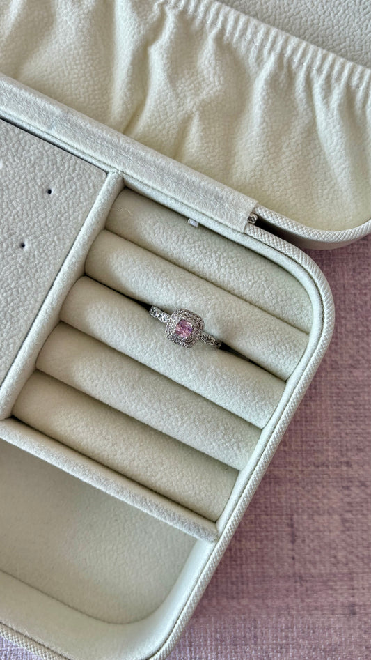 Anillo con piedra rosa cuadrado