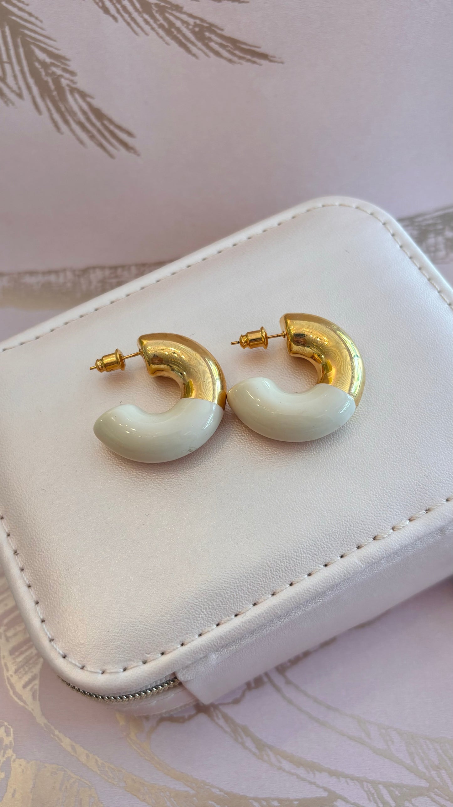 Aretes mitad dorado mitad blanco