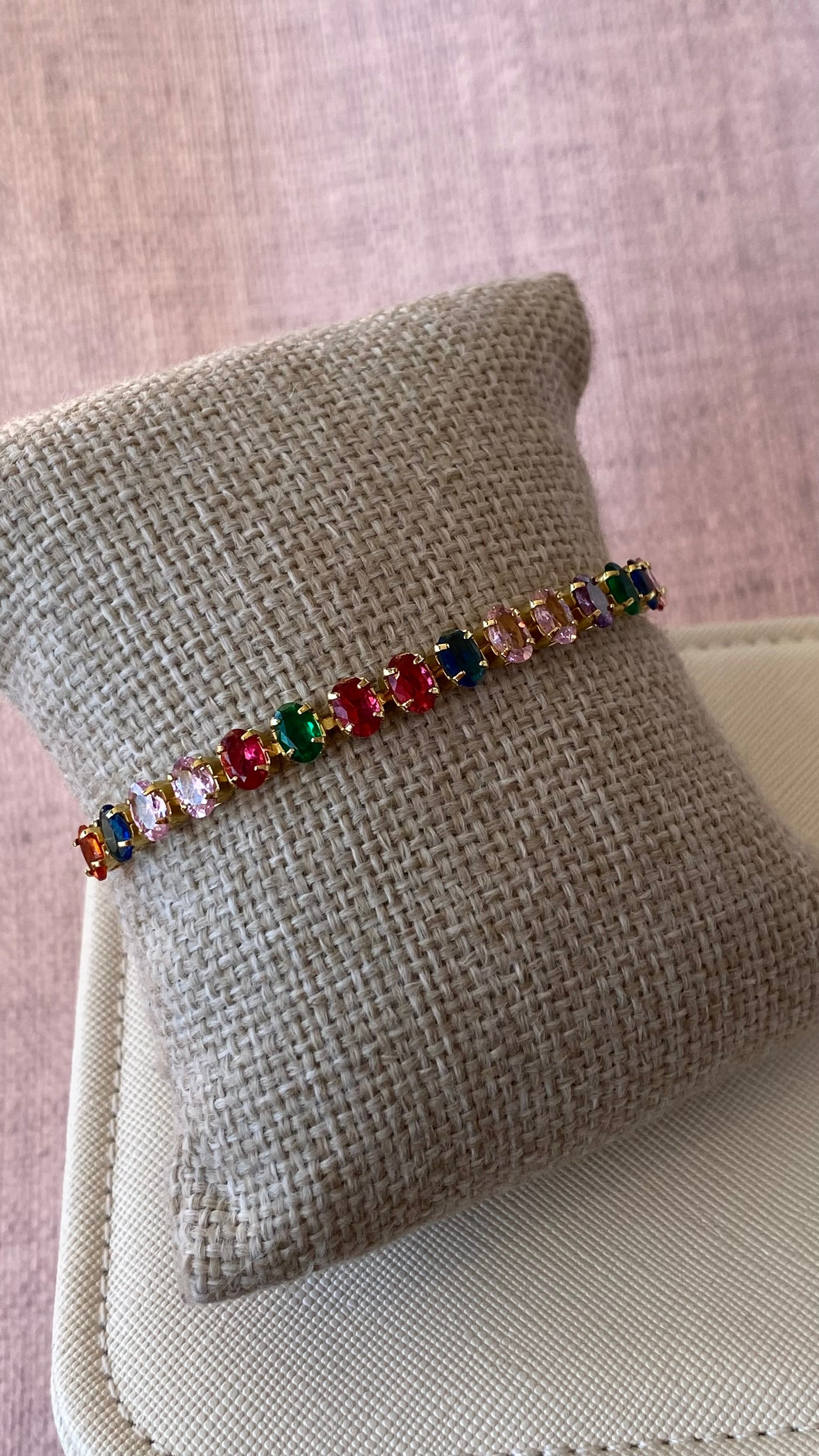 Pulsera con piedras de colores ovaladas