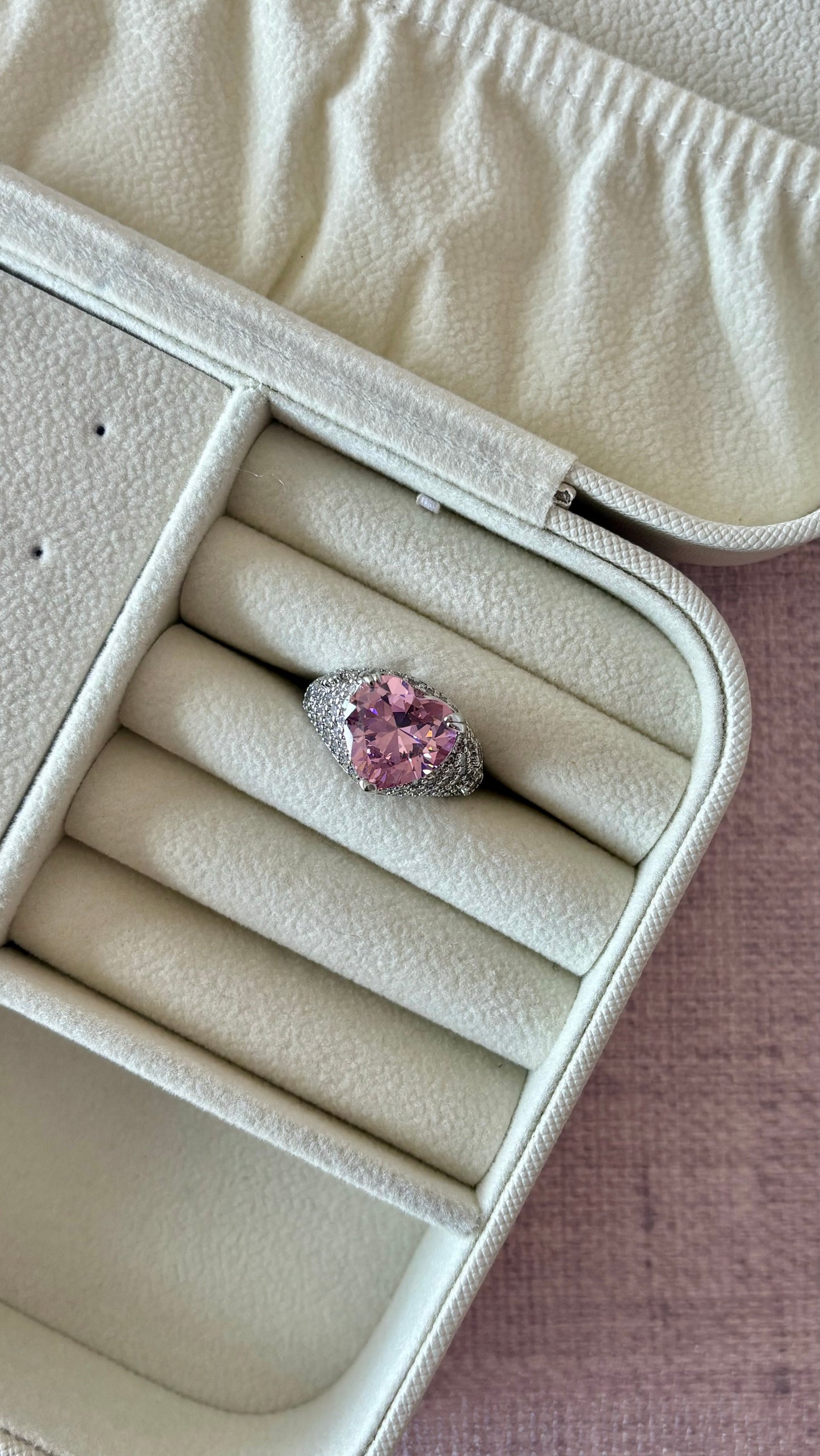 Anillo con corazón rosa