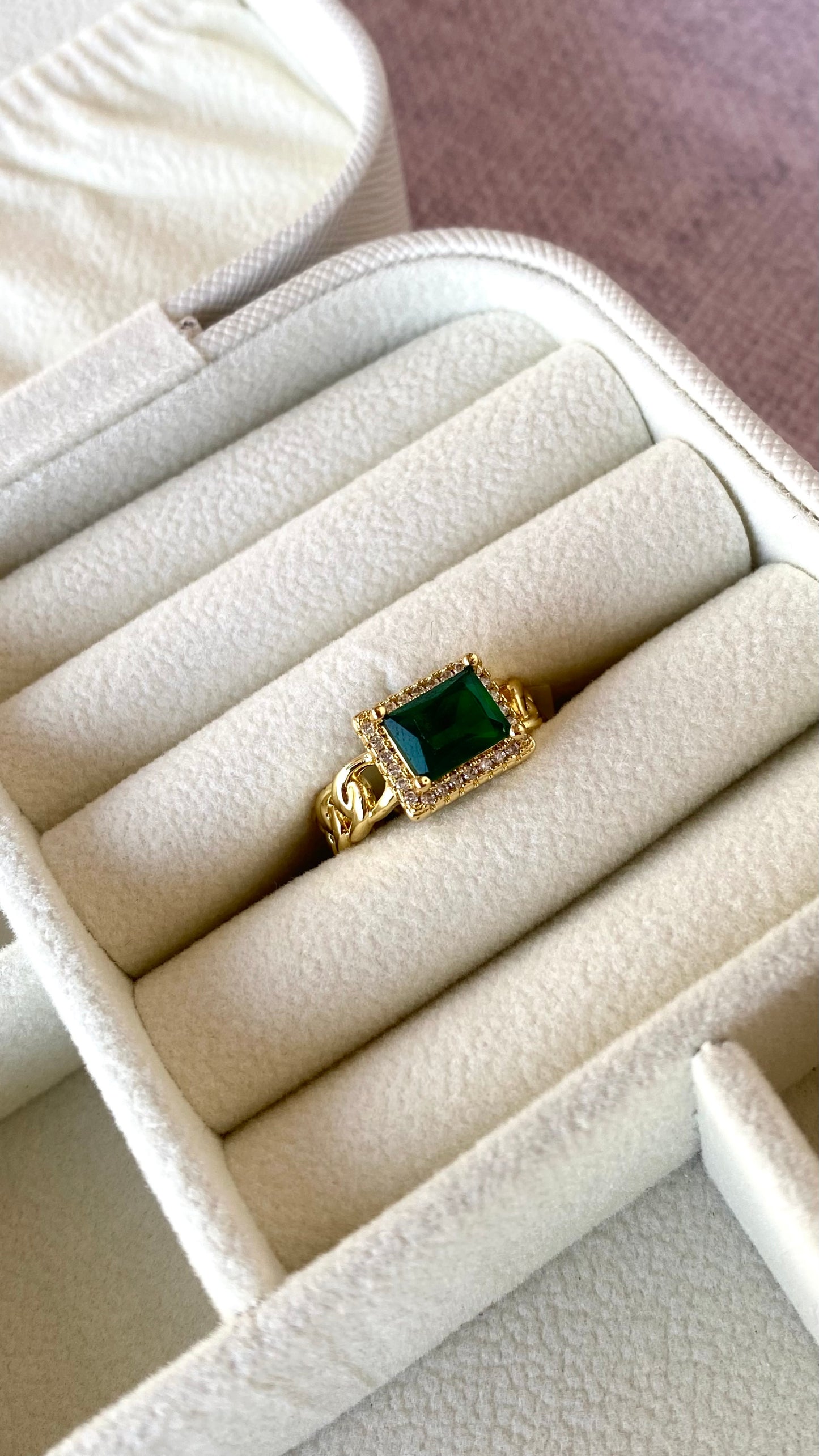 Anillo con piedra rectangular verde