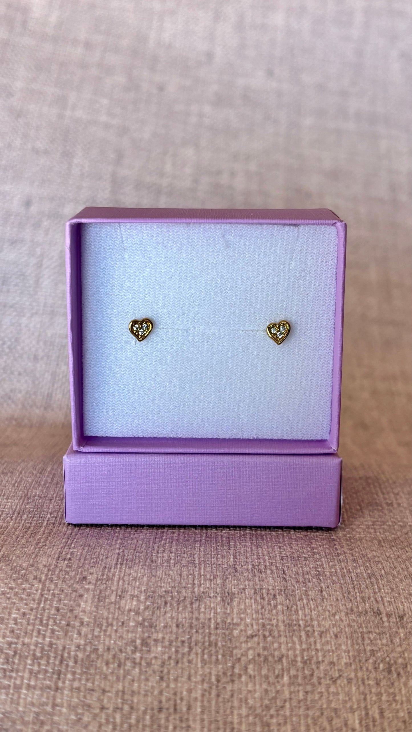 Aretes de corazón con piedras