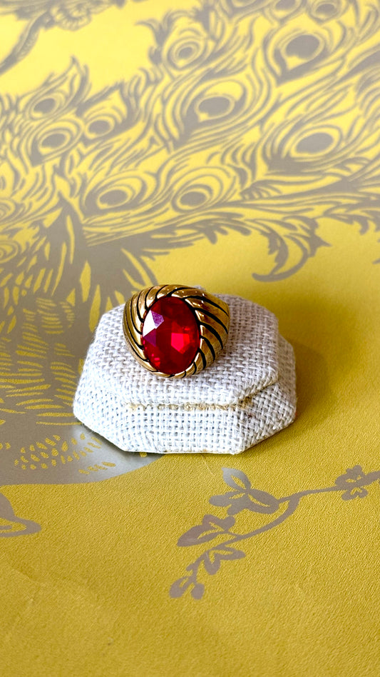 Anillo de piedra roja