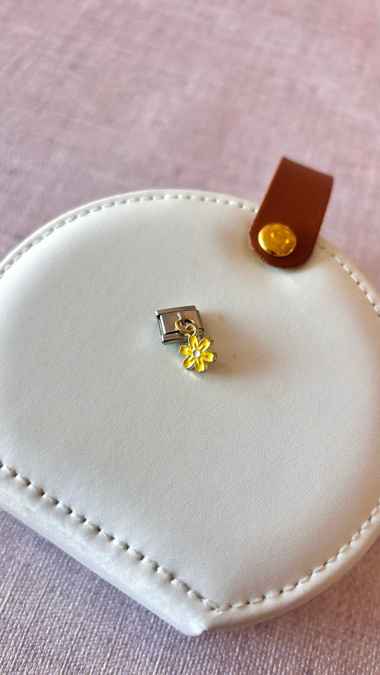 Charm colgante flor amarilla