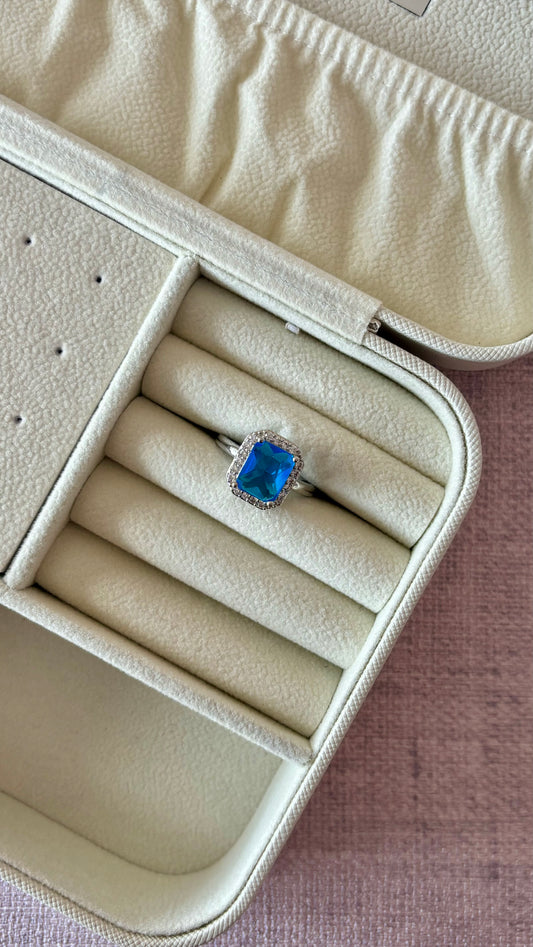 Anillo con piedra azul rectangular