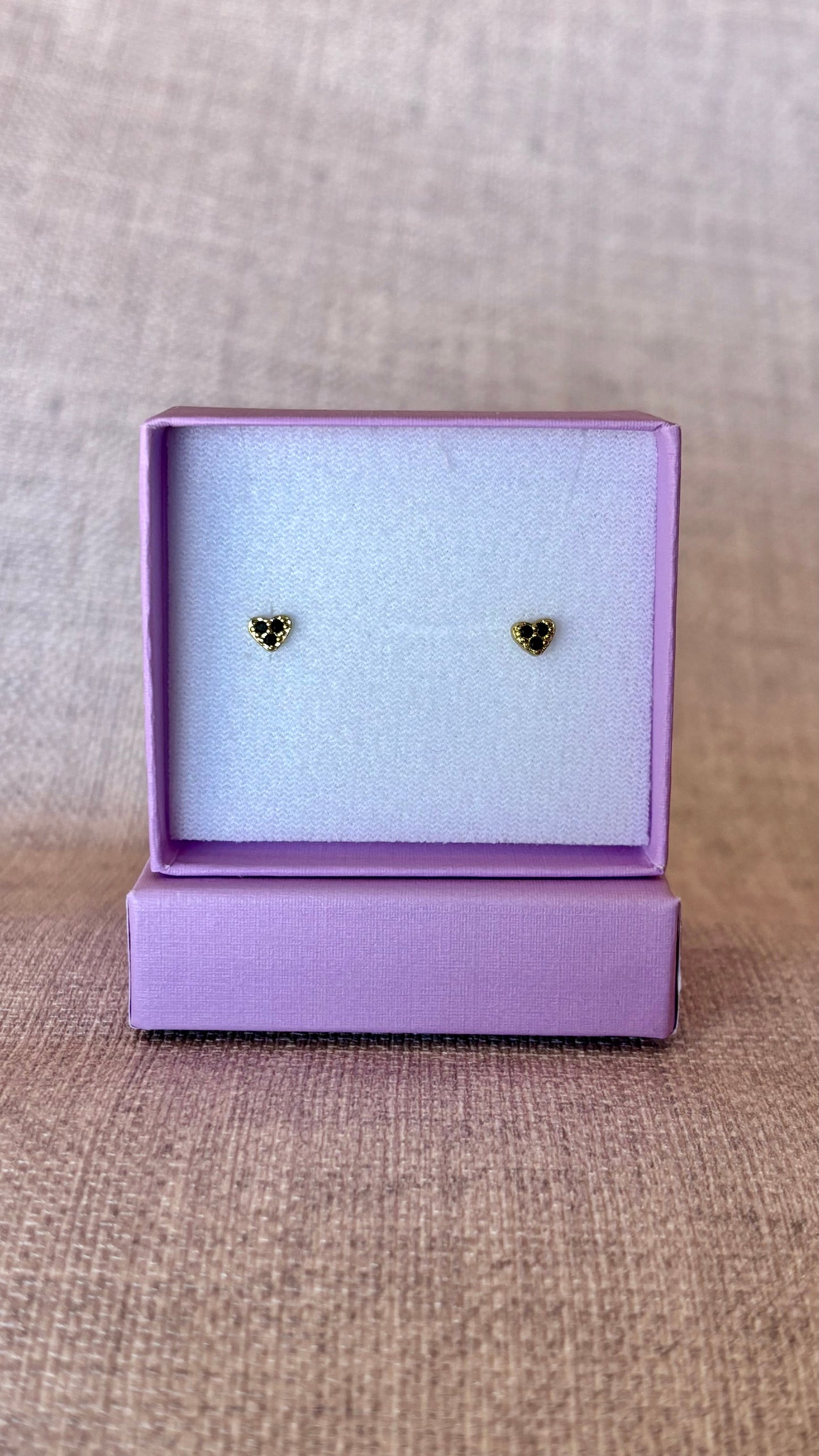 Aretes de corazón con piedras