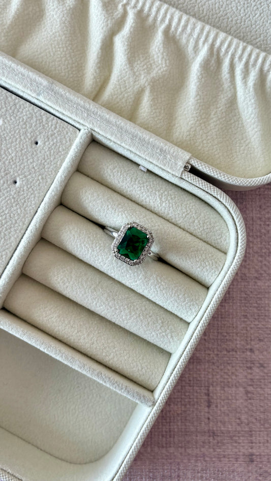 Anillo con piedra verde rectangular