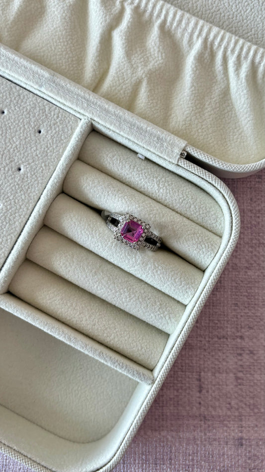 Anillo con piedra rosa fuerte cuadrada