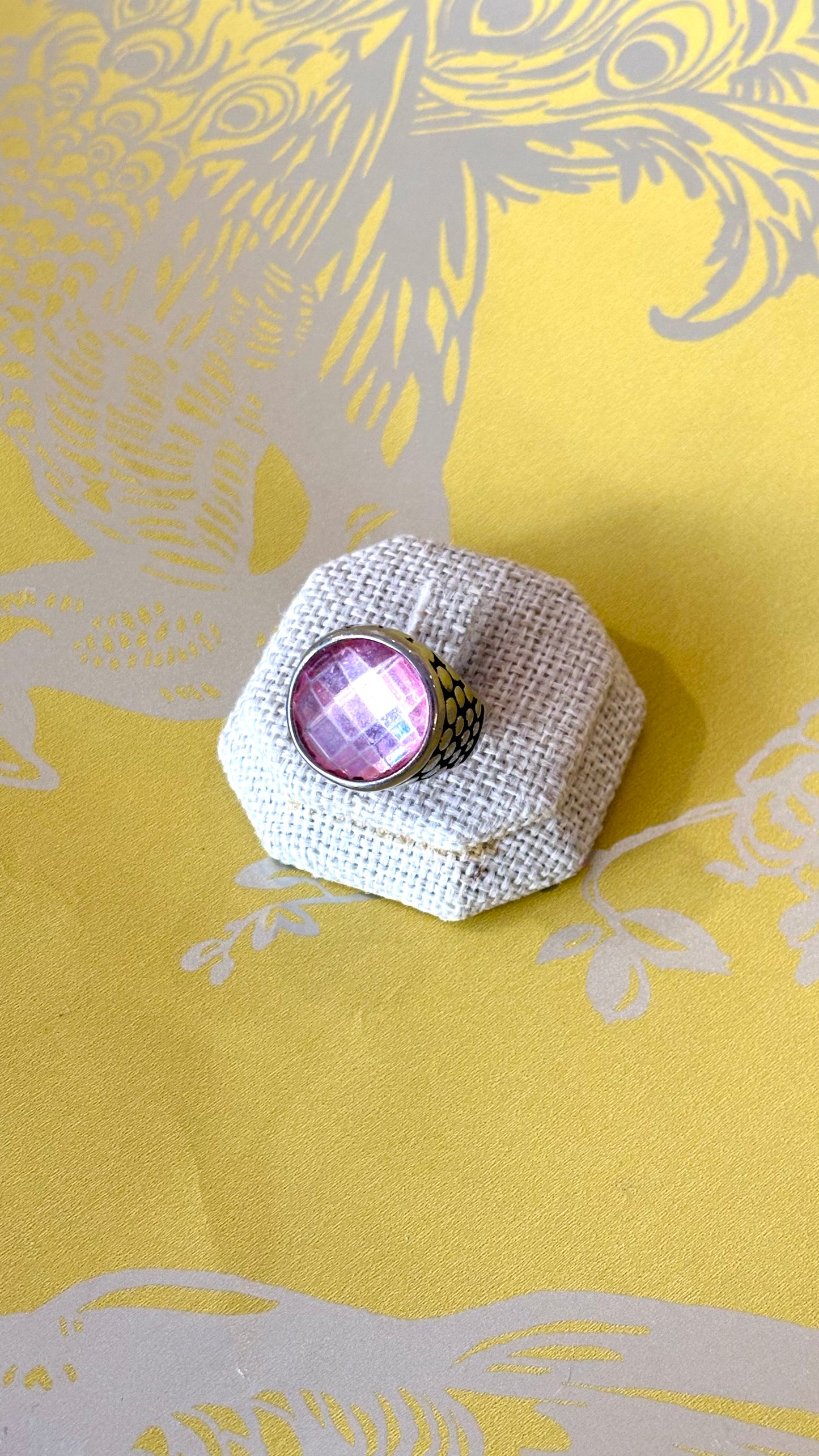 Anillo con piedra rosa