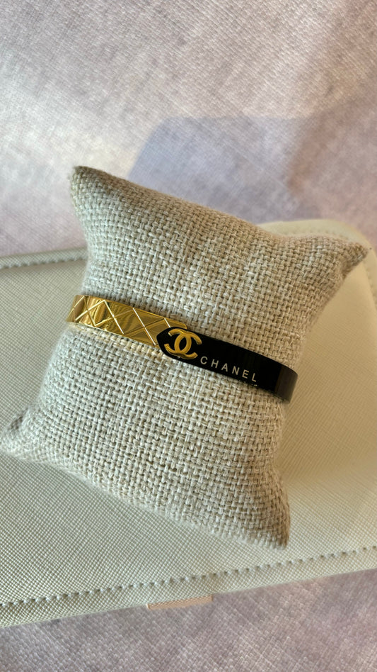 Brazalete dorado con negro chanel