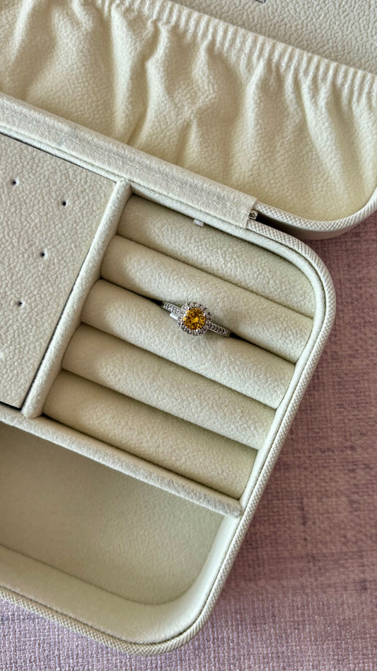 Anillo con piedra naranja cuadrada