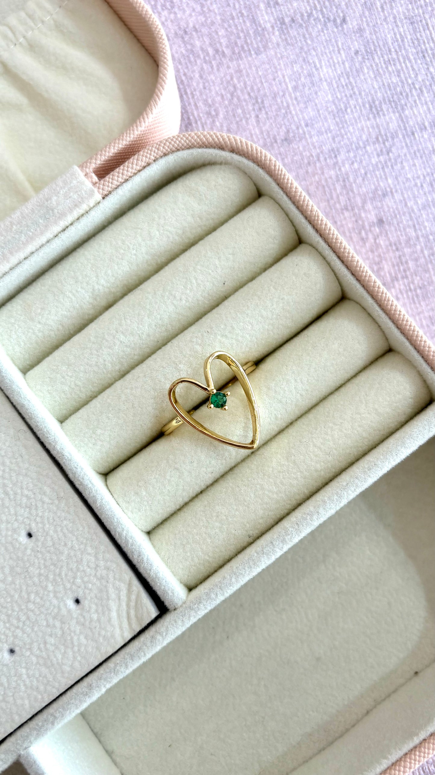 Anillo de corazón grande con piedra verde