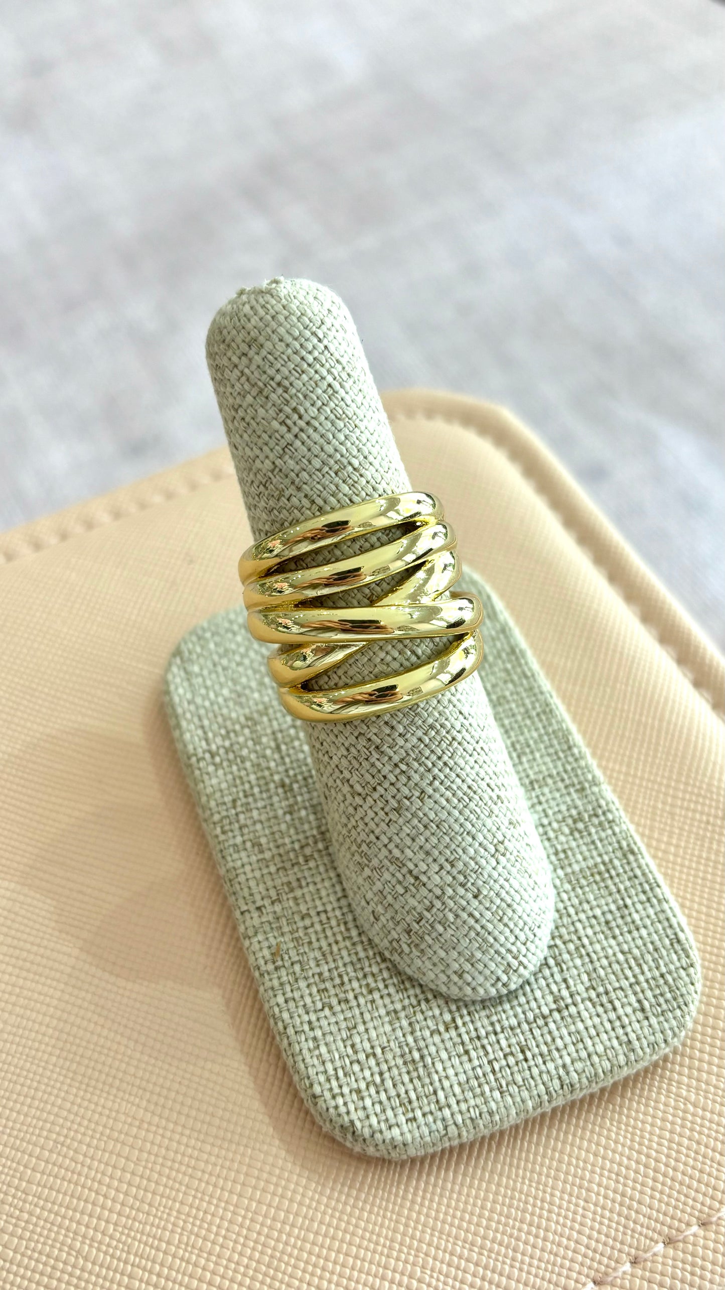 Anillo entrelazado en líneas